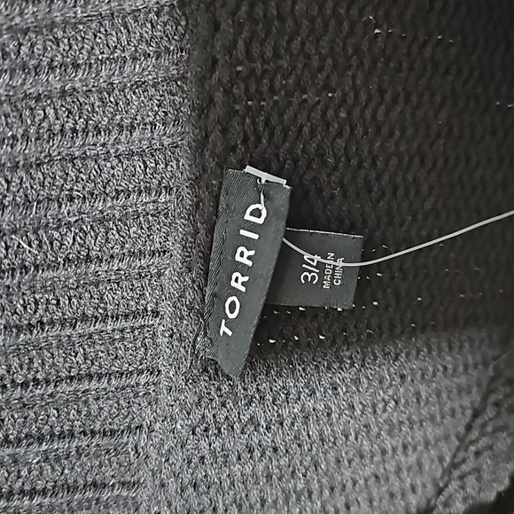 Torrid Drop Shoulder Sequin Turtle Neck Muah Lips Sweater Size 3/4 NWT - Picture 5 of 8